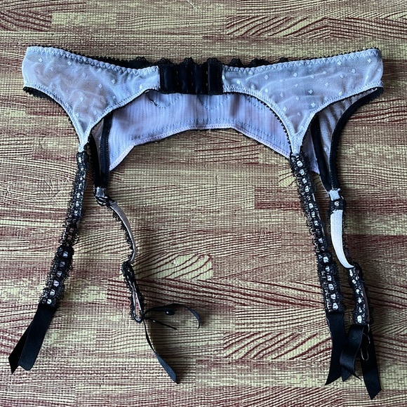 Jezebel light pink and black four strap garter belt M/L - NWOT - Picture 5 of 9